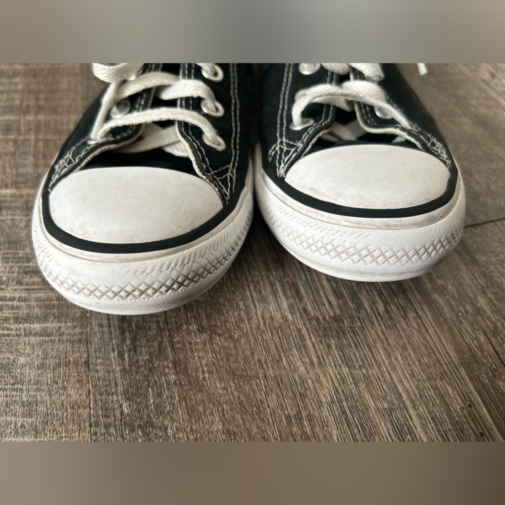 🌸 $10 SALE 🌸 Converse Kids Black Sneakers - Picture 10 of 12